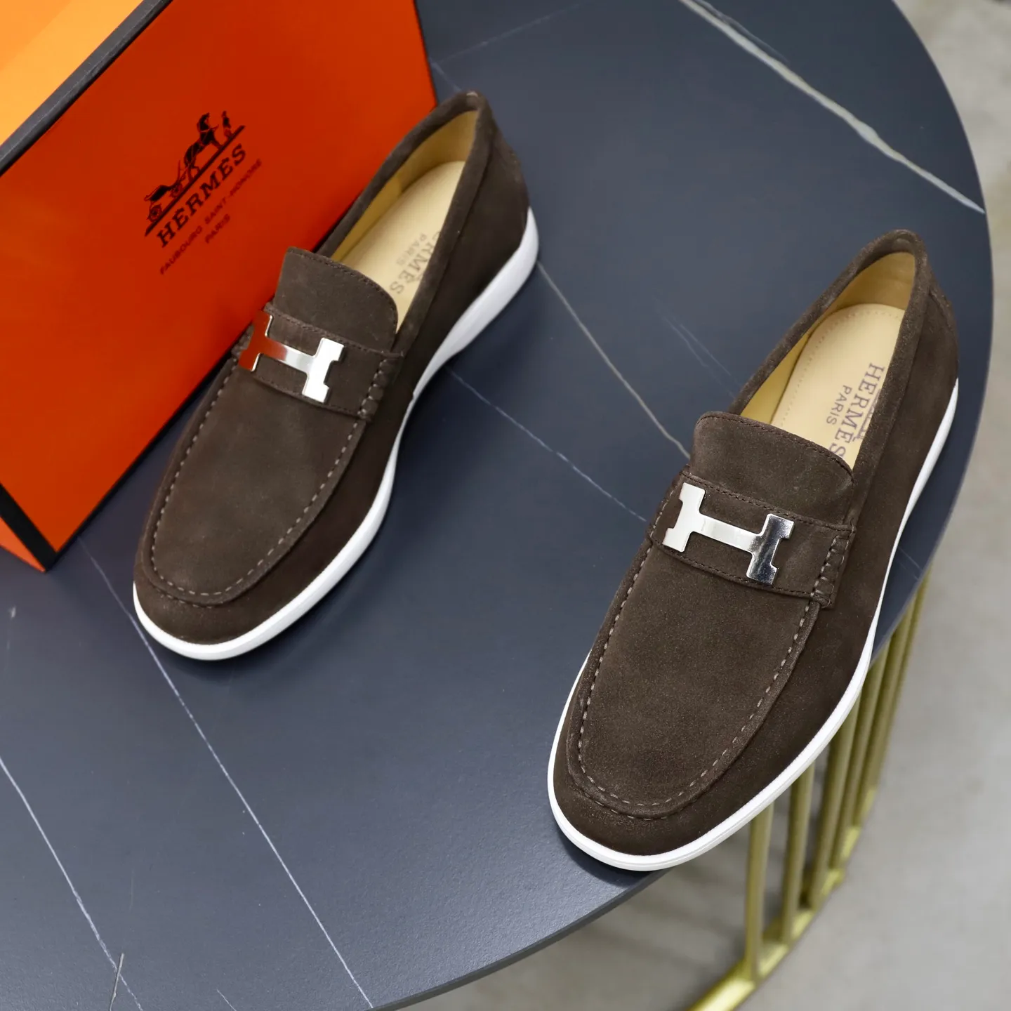 Ex-factory price: 540💰Hermès/Hermès slip-on men's shoes. This shoe is made of imported cow suede leather, with simple and smooth lines, and a 3CM rubber foam ultra-light sole combined with aerodynamic design! Youthful and fashionable, H button decoration, contrasting leather embellishment on the heel, calf lining to gently wrap your feet, with embossed logo cowhide feet, leather rock strips, casual and urban style, highlighting youthful vitality, sports and leisure version, super versatile Size number: 38-39-40-41-42-43-44 Standard leather shoe size (45 can be customized but does not support returns)